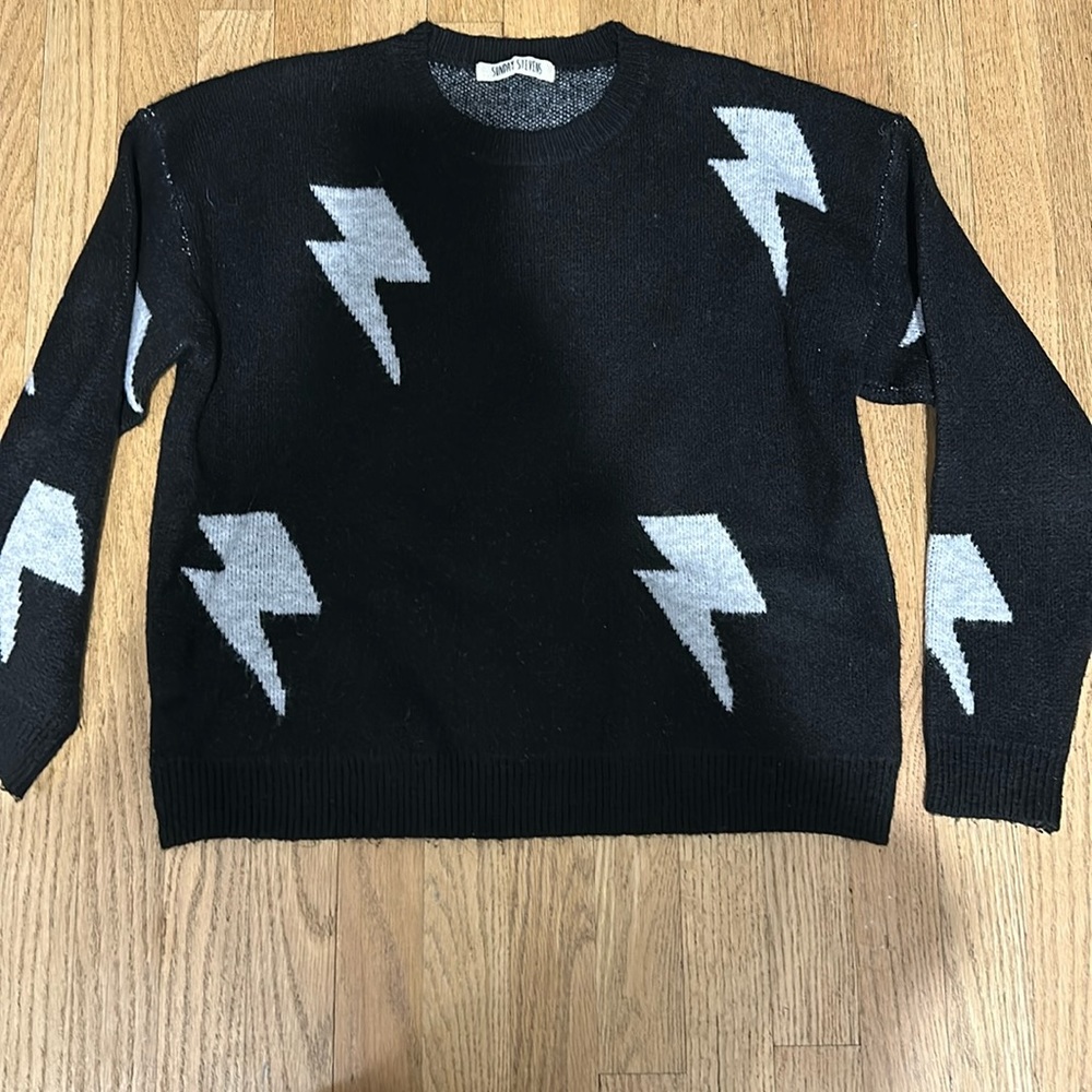 lightening bolt sweater size M